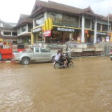 chiang mai flooding in night bazaar